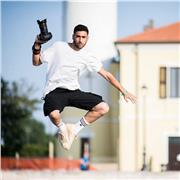 Ti darò nozioni ed esercizi pratici in modo da affinare la tecnica e la creatività.
Fotografia sportiva, reportage, street photography e moda, dove l’importante è trovare la propria dimensione e uscire dalla zona di comfort.
Guarderai il mondo da una pros